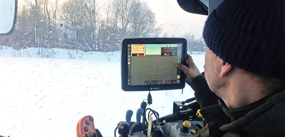 Консоль TOPCON x35 в кабине трактора